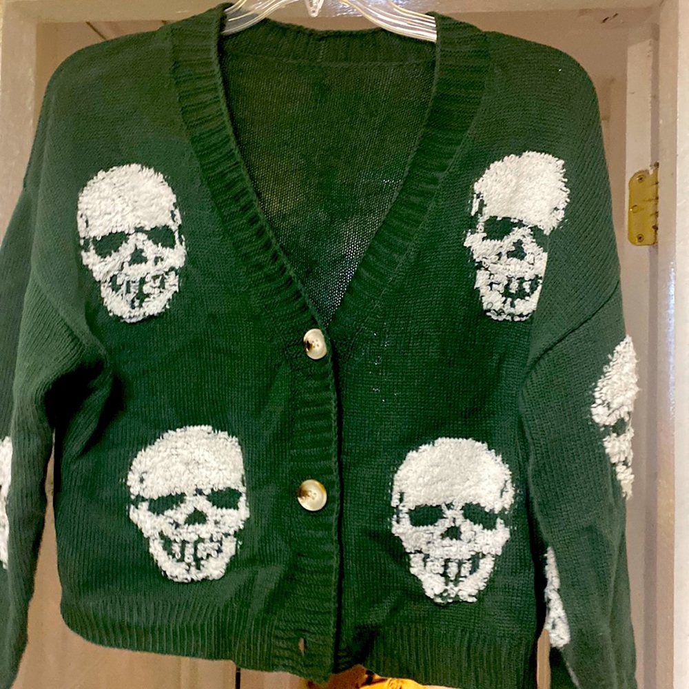 Lightweight hunter green cardigan with skulls